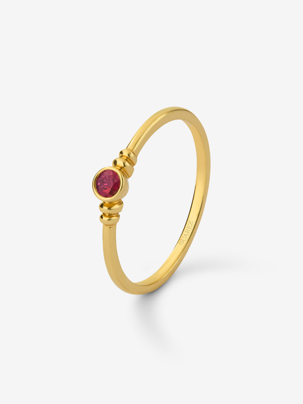 Anillo de oro amarillo de 18K con rubí en talla brillante de 0,12 cts