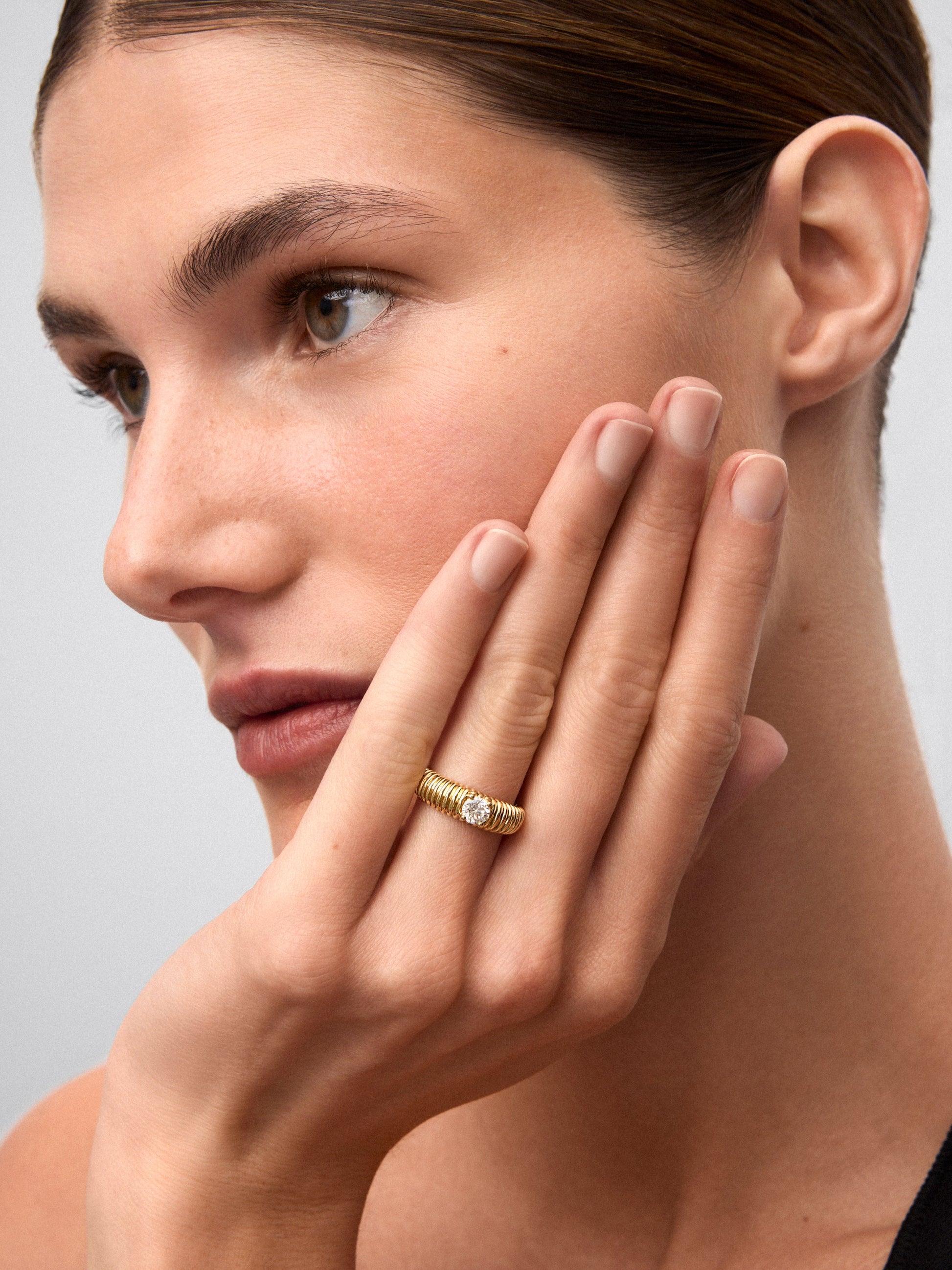 Anillo gallonado de oro amarillo de 18K con diamante en talla brillante de 0,4 cts