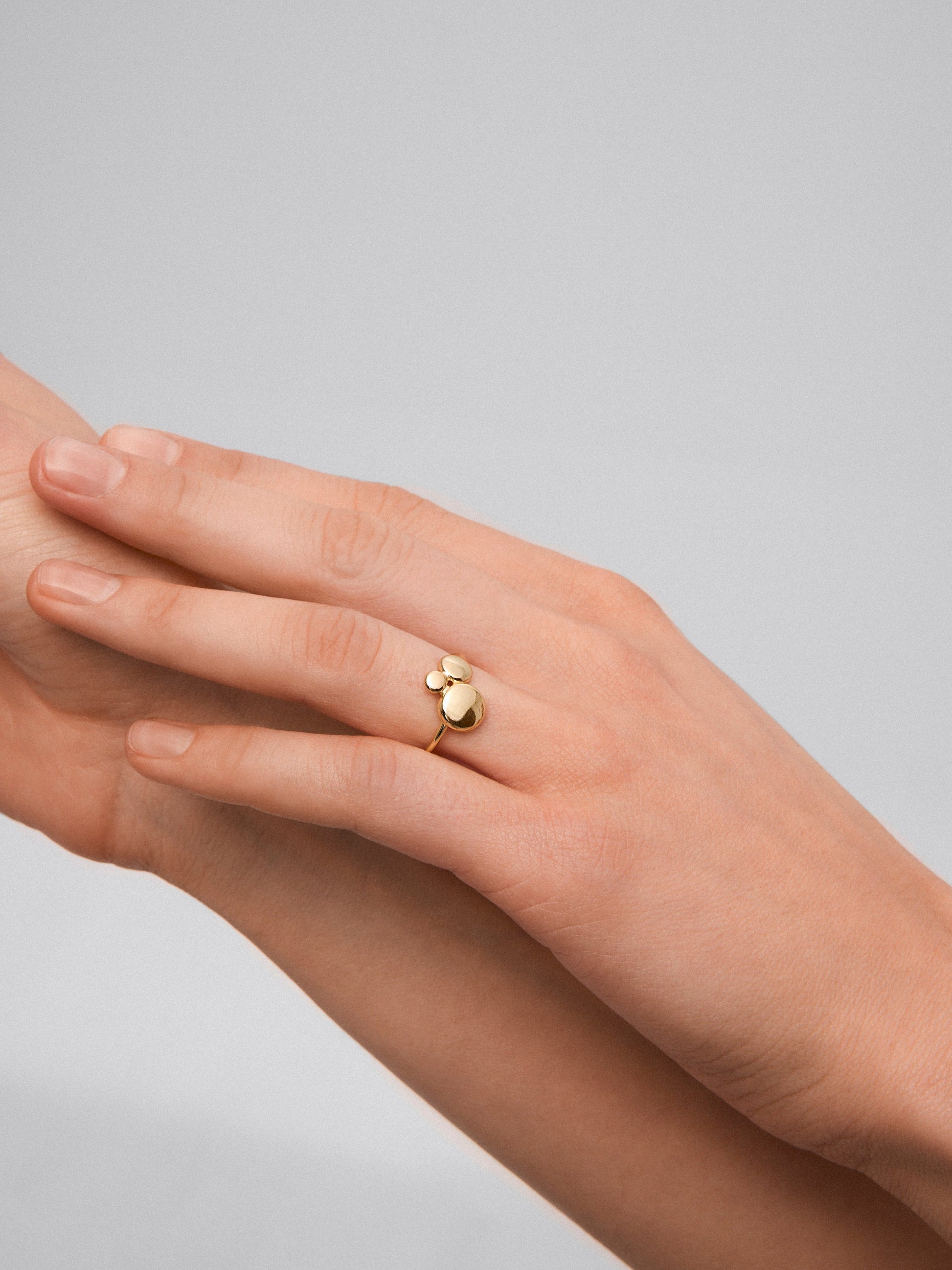 Anillo de oro amarillo de 18K con motivos de esferas