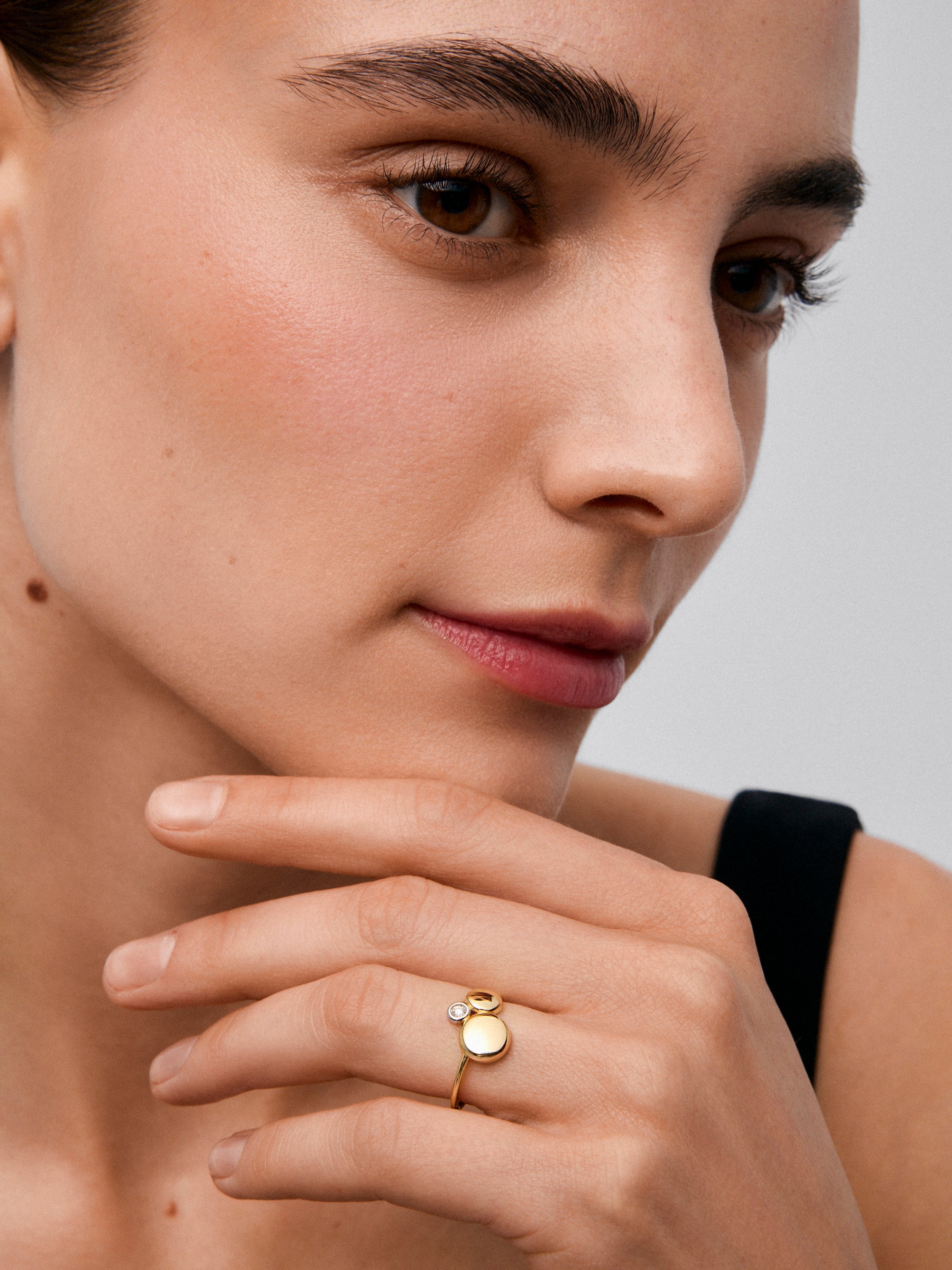 Anillo de oro amarillo de 18K con diamante en talla brillante de 0,03 cts y motivos de esferas