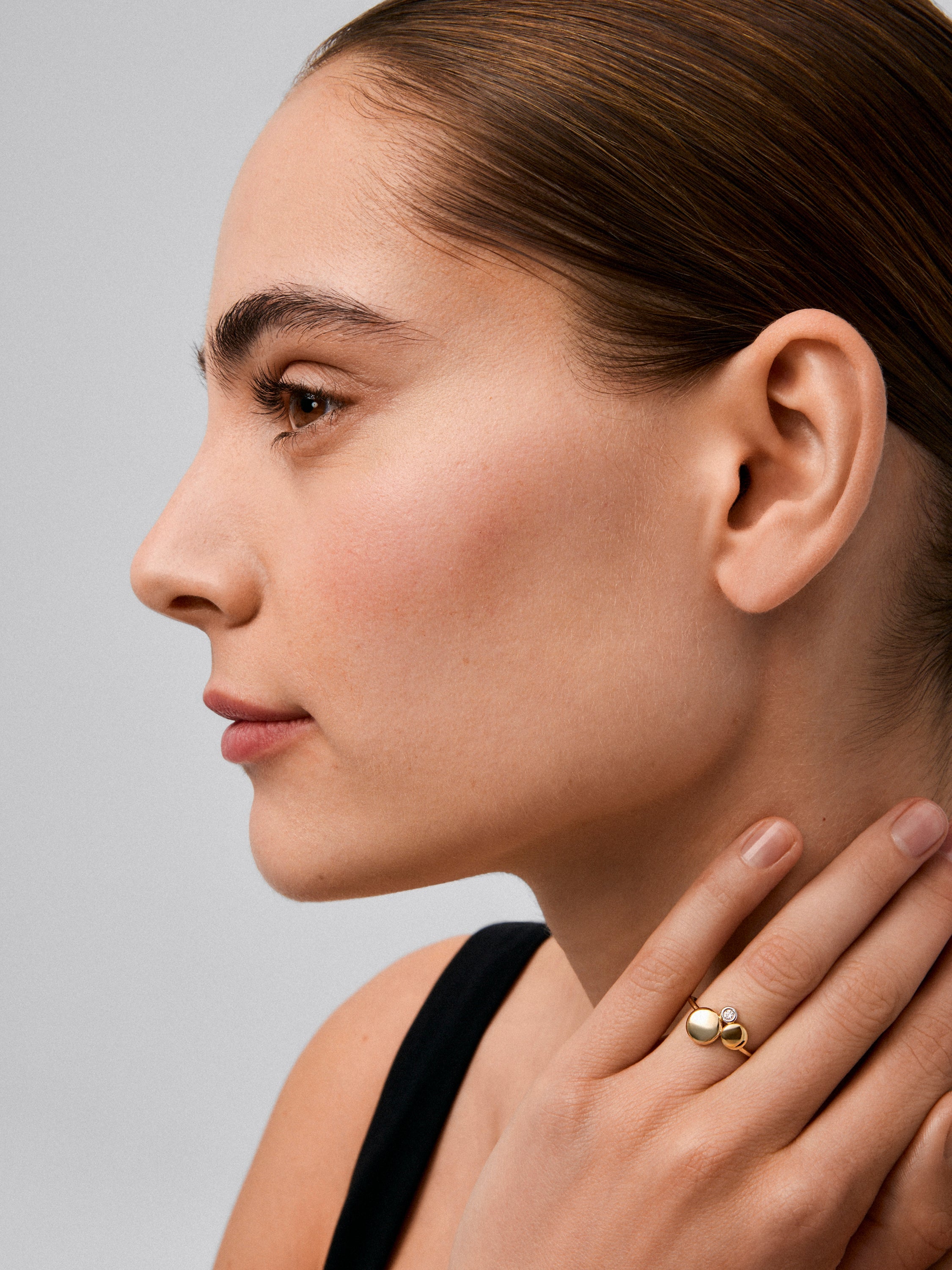 Anillo de oro amarillo de 18K con diamante en talla brillante de 0,03 cts y motivos de esferas