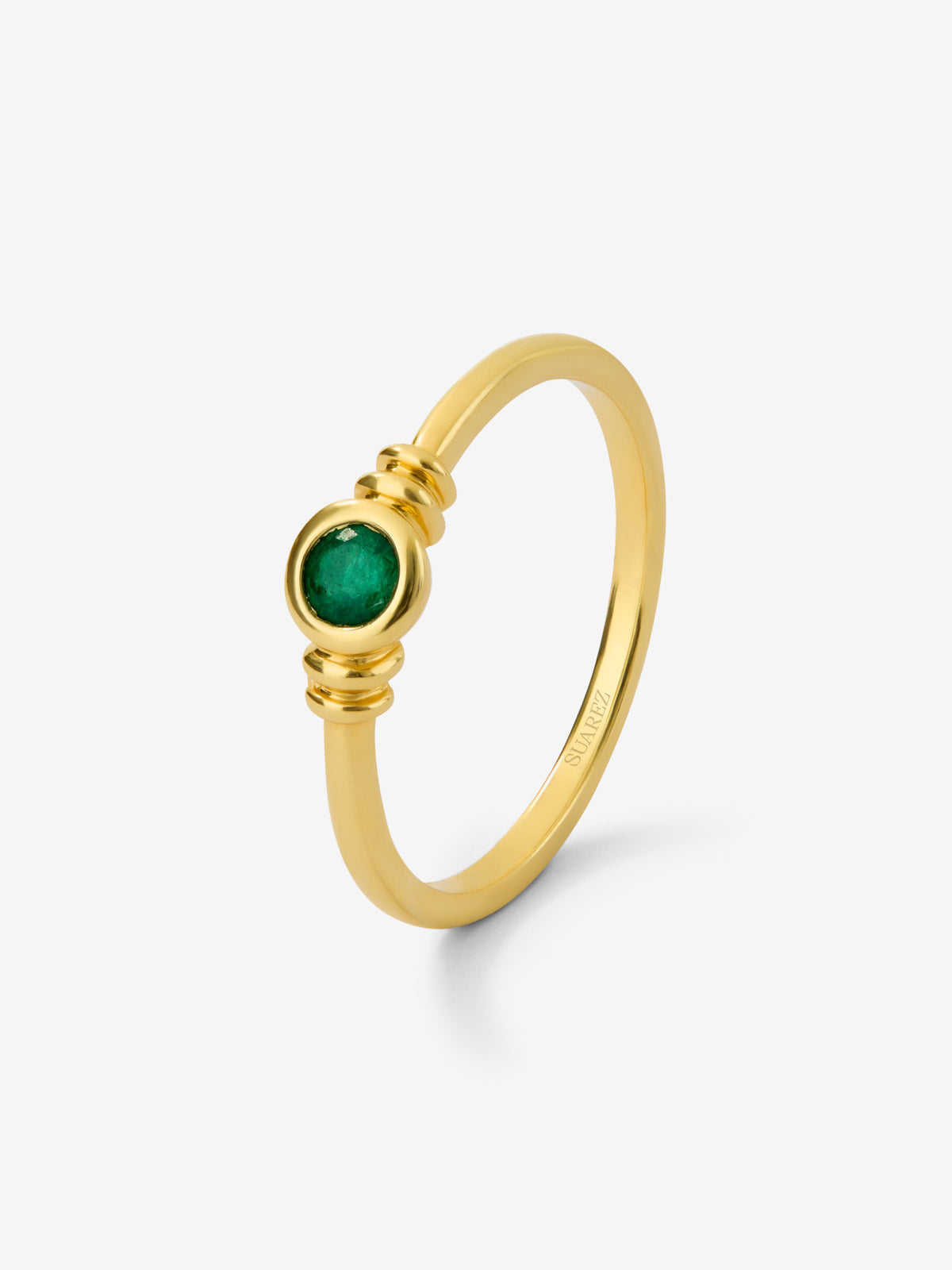 Anillo de oro amarillo de 18K con esmeralda en talla brillante de 0,15 cts