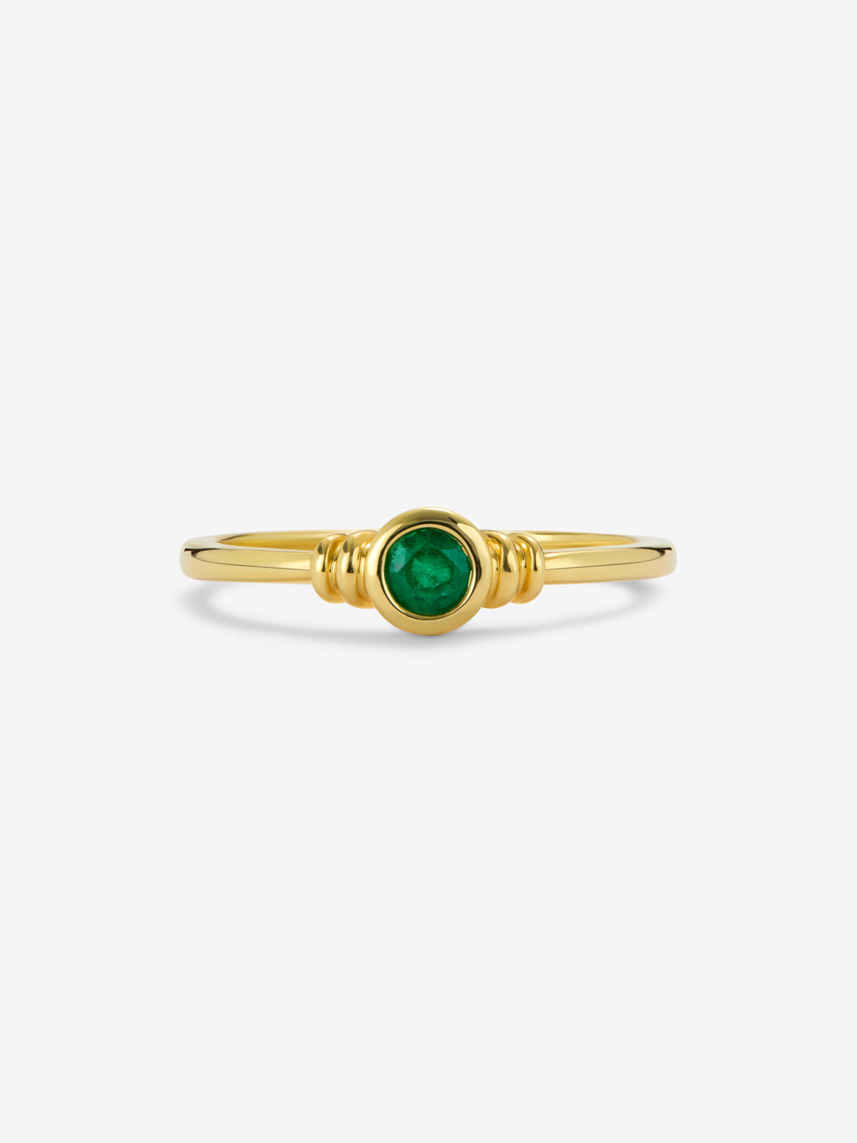 Anillo de oro amarillo de 18K con esmeralda en talla brillante de 0,15 cts