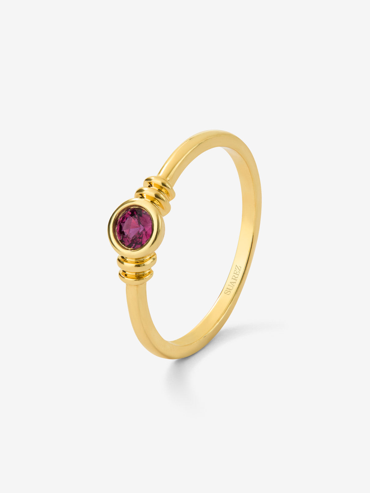 Anillo de oro amarillo de 18K con rubí rojo en talla brillante de 0,15 cts