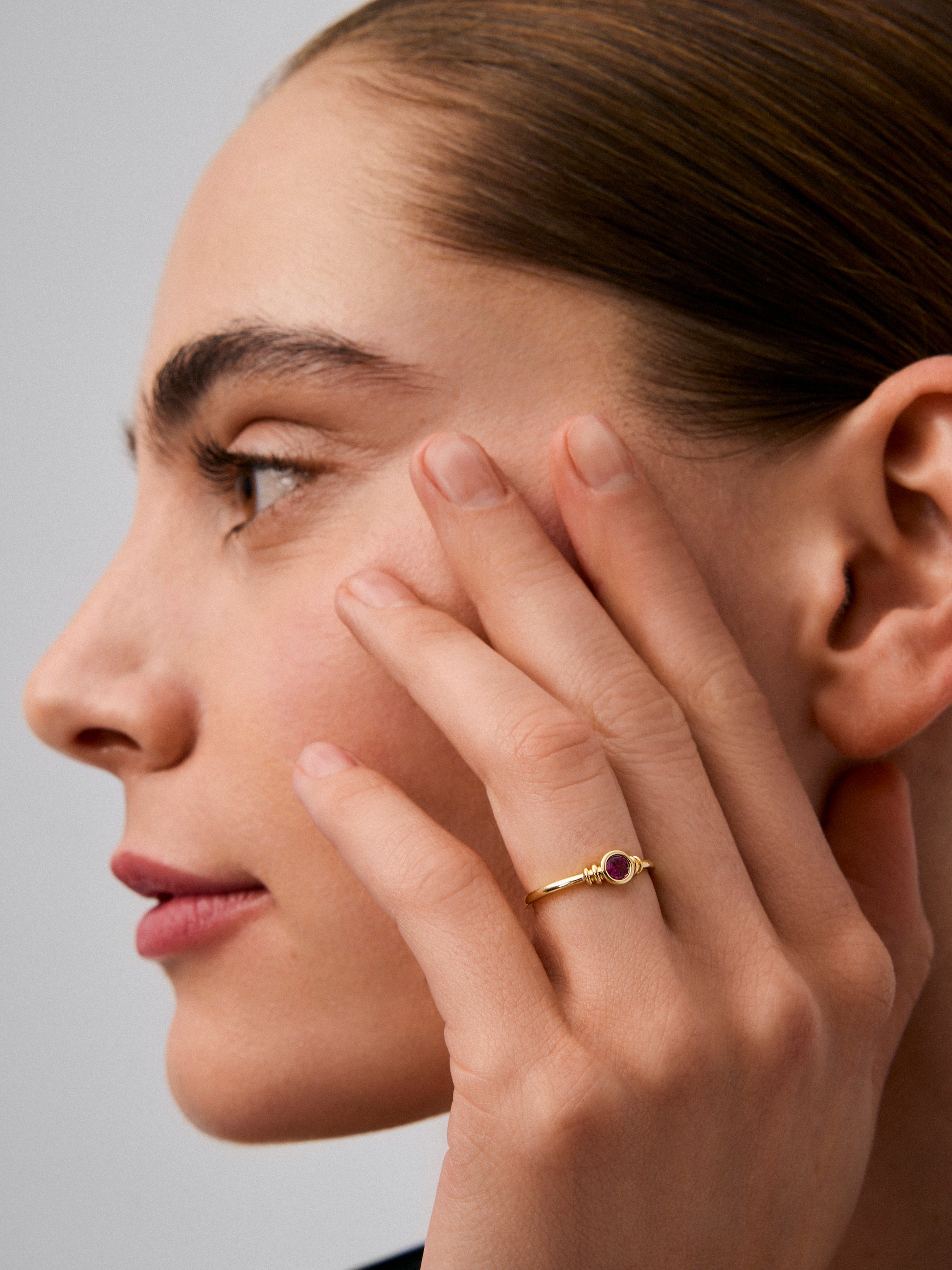 Anillo de oro amarillo de 18K con rubí rojo en talla brillante de 0,15 cts
