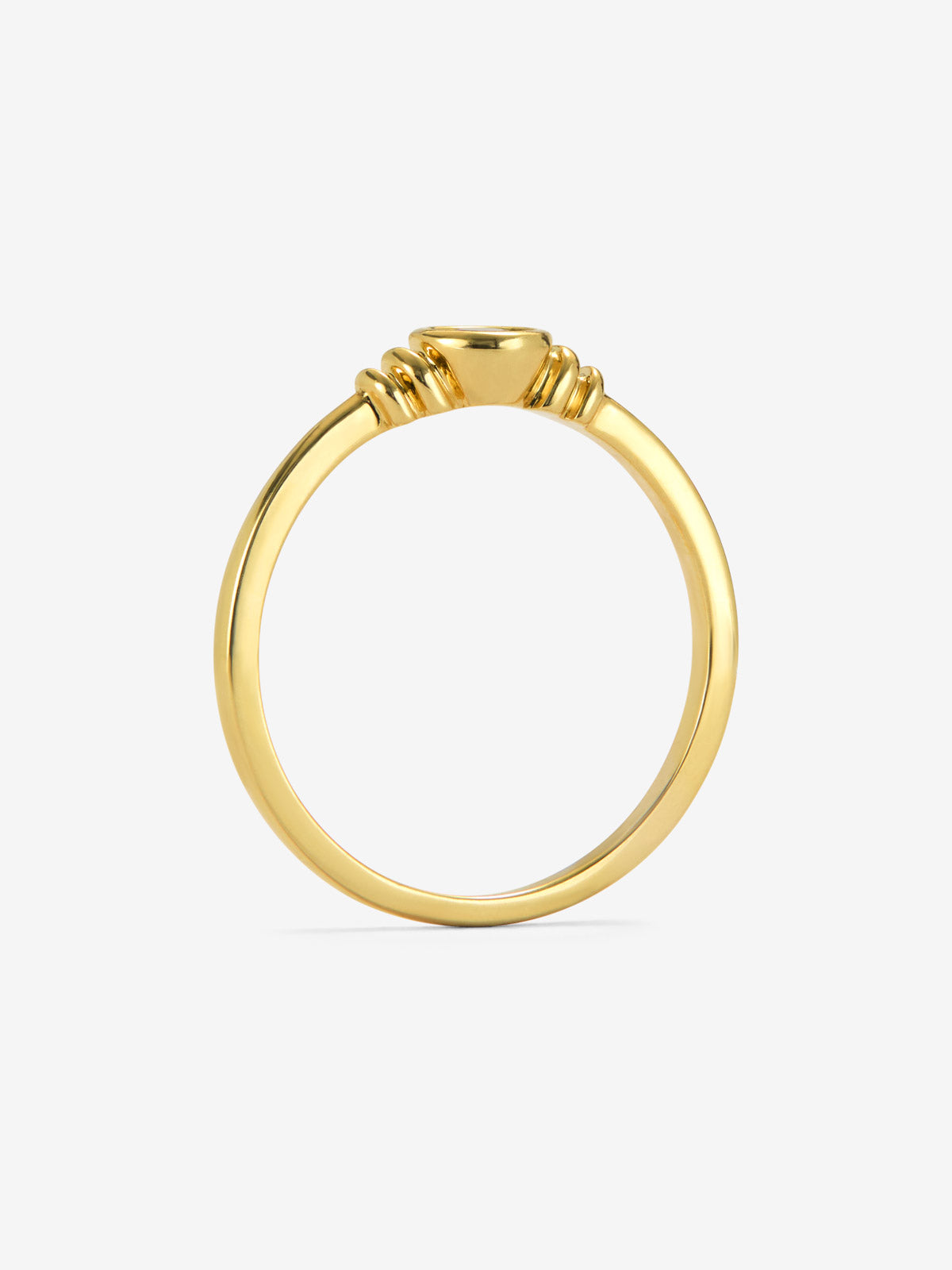 Anillo de oro amarillo de 18K con rubí rojo en talla brillante de 0,15 cts