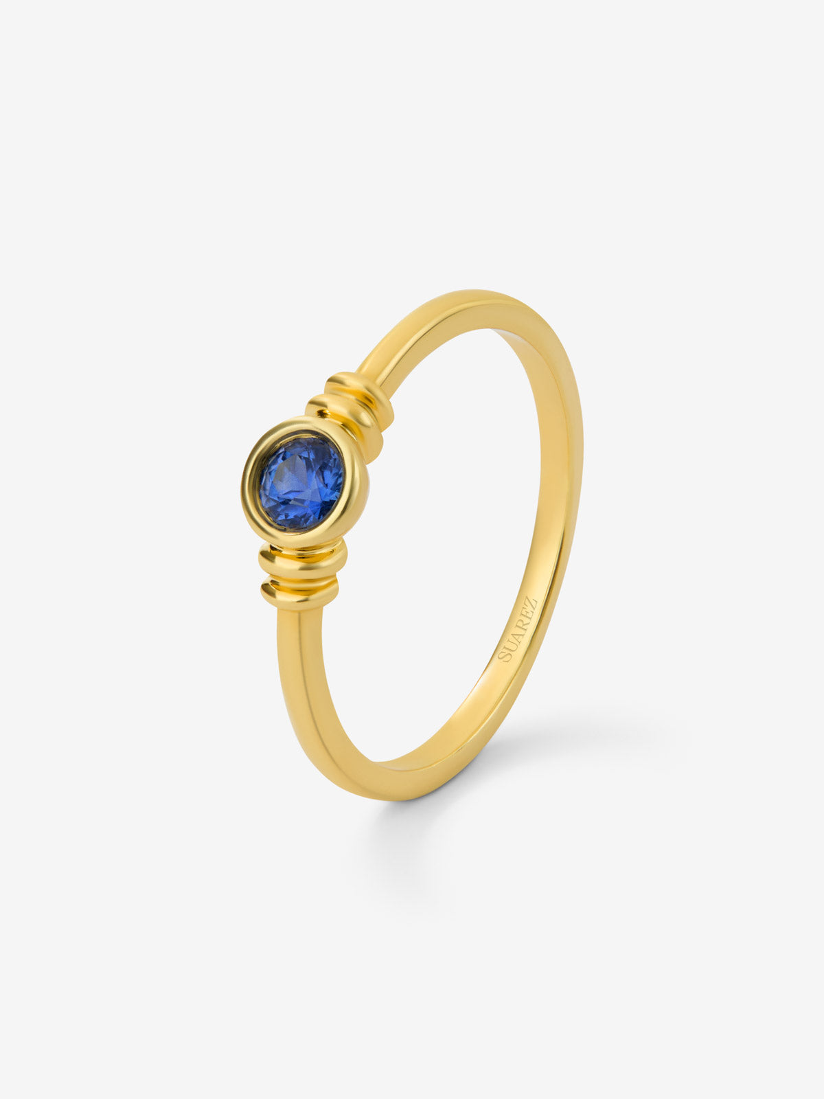 Anillo de oro amarillo de 18K con zafiro azul en talla brillante de 0,15 cts