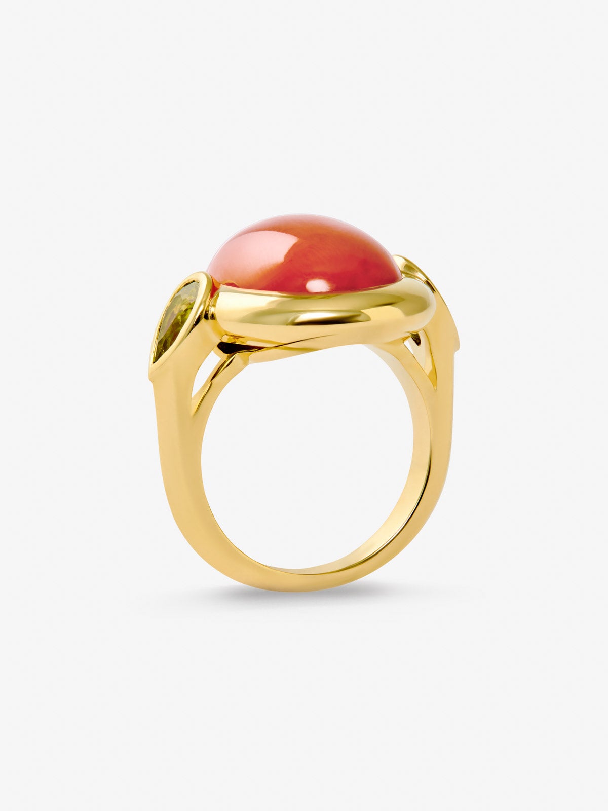 Anillo de oro amarillo de 18K con coral en talla oval y 2 peridotos verdes en talla pera