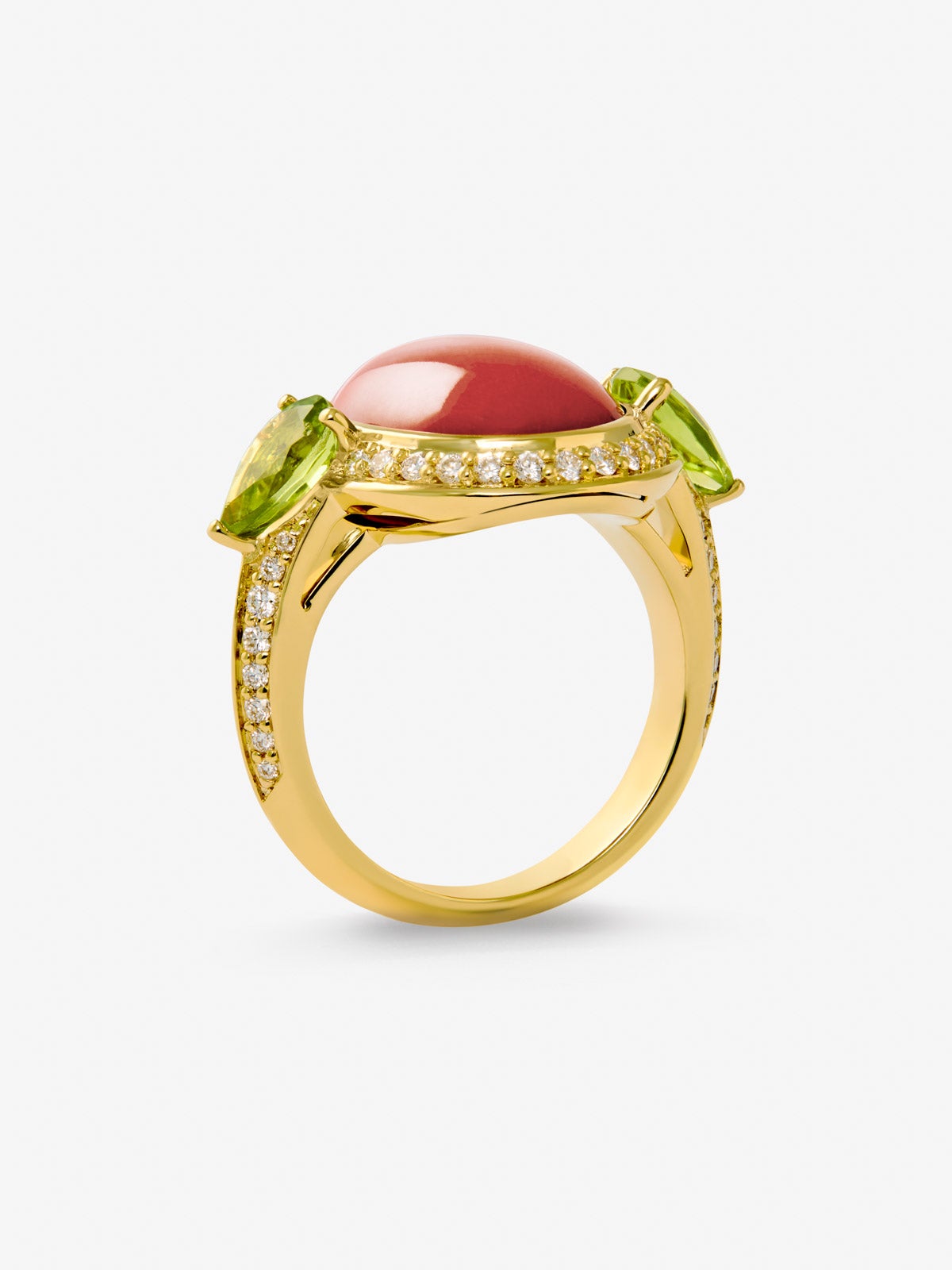 Anillo de oro amarillo de 18K con coral en talla oval, 2 peridotos verdes en talla pera y 30 diamantes en talla brillante con un total de 0,3 cts