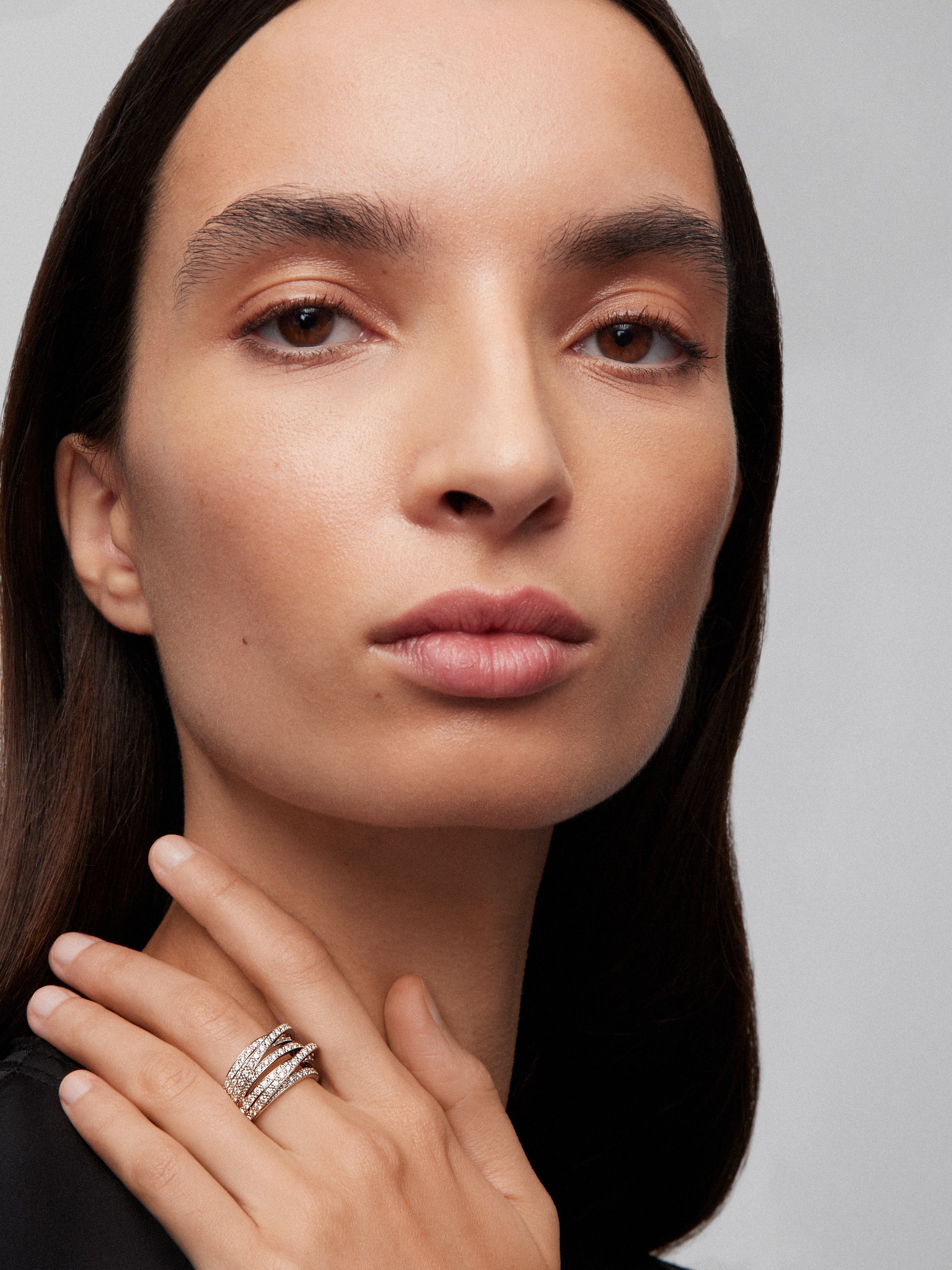 Anillo multibrazo de oro blanco de 18K con 101 diamantes en talla brillante con un total de 1,2 cts