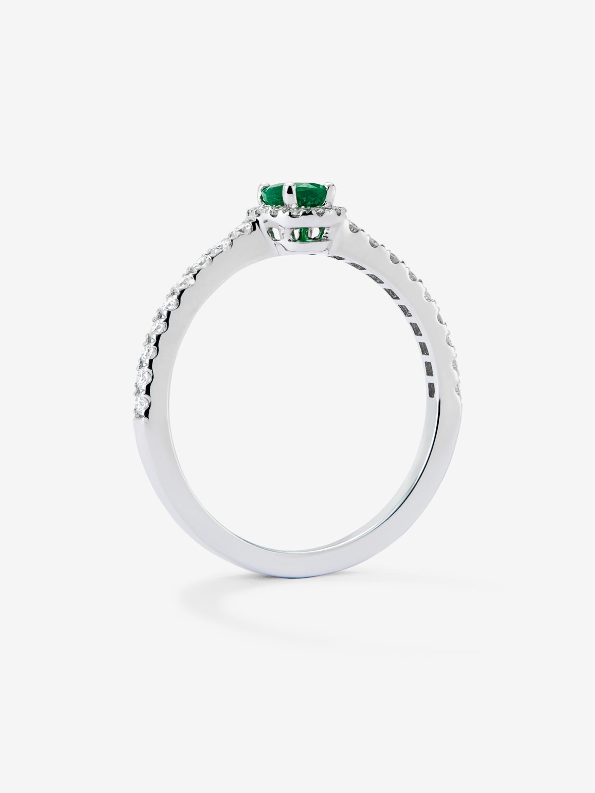 Anillo de oro blanco de 18K con esmeralda en talla oval de 0,39 cts y 32 diamantes en talla brillante con un total de 0,3 cts