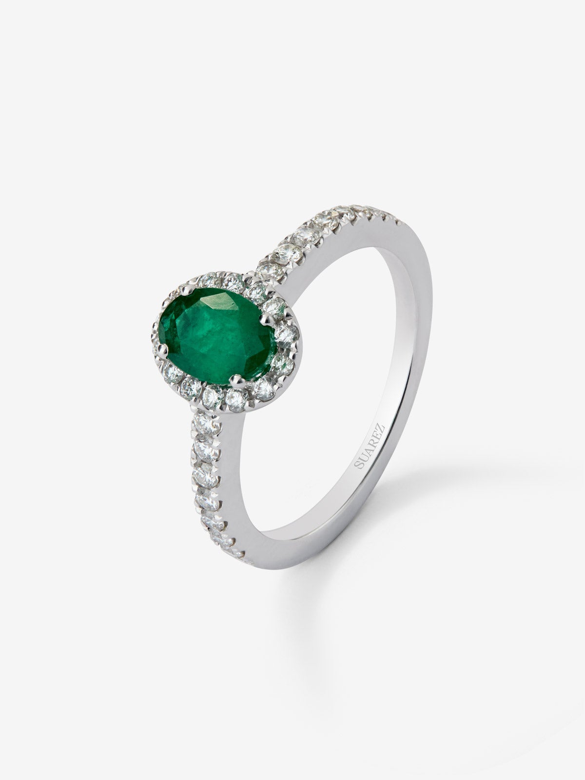 Anillo de oro blanco de 18K con esmeralda en talla oval de 1 ct y 30 diamantes en talla brillante con un total de 0,47 cts