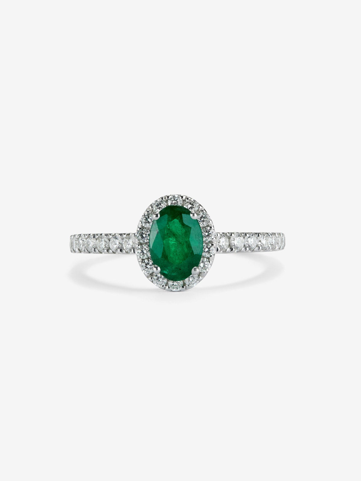 Anillo de oro blanco de 18K con esmeralda en talla oval de 1 ct y 30 diamantes en talla brillante con un total de 0,47 cts