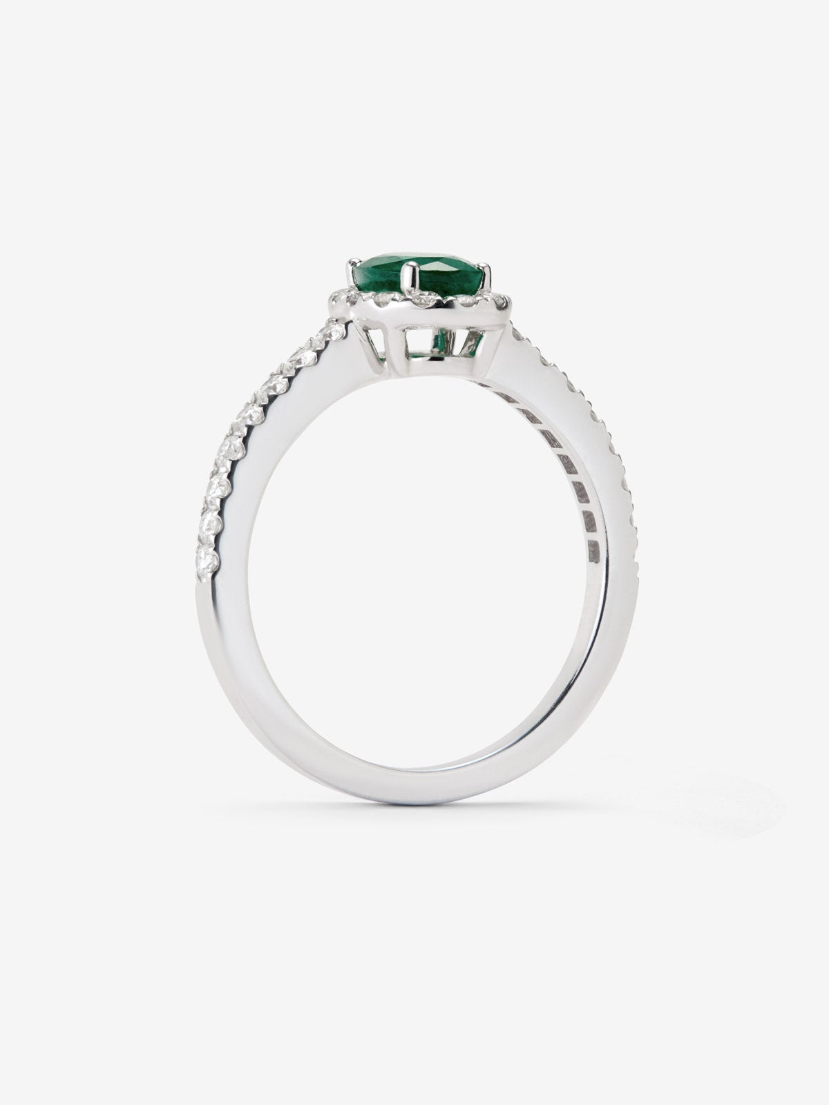 Anillo de oro blanco de 18K con esmeralda en talla oval de 1 ct y 30 diamantes en talla brillante con un total de 0,47 cts