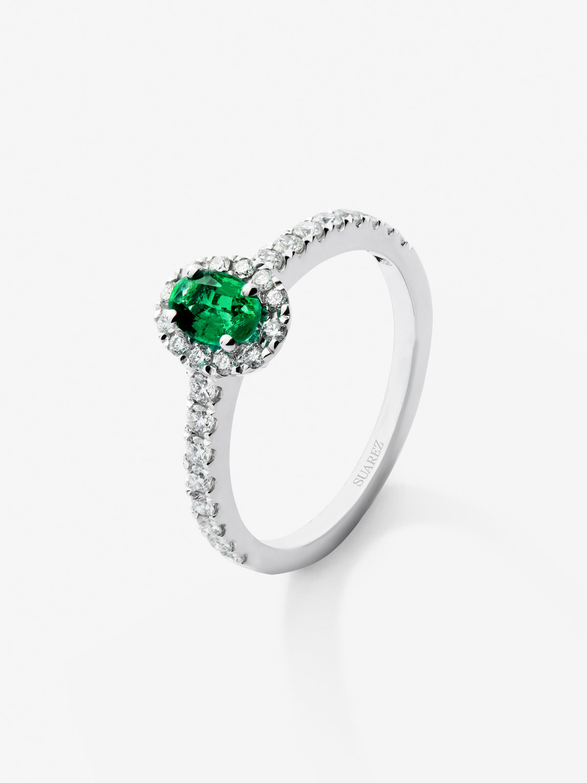 Anillo de oro blanco de 18K con esmeralda verde en talla oval de 0,45 cts y  diamantes en talla brillante con un total de 0,33 cts