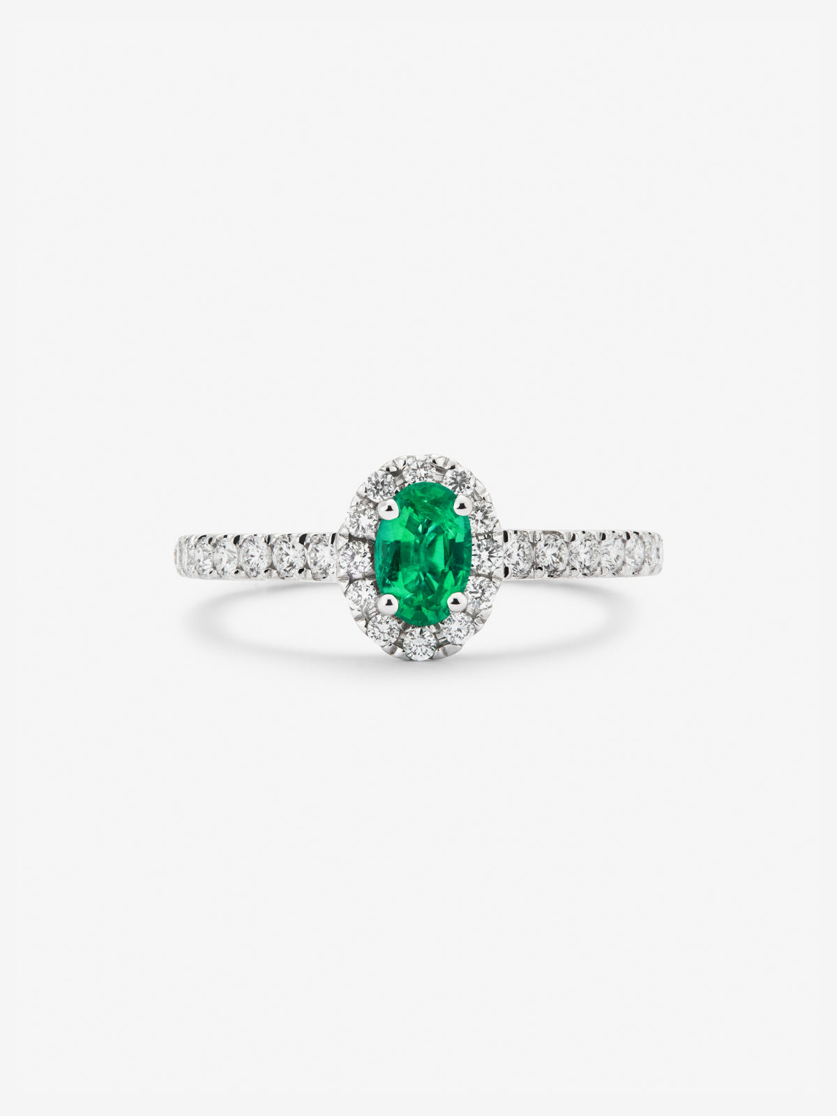 Anillo de oro blanco de 18K con esmeralda verde en talla oval de 0,45 cts y  diamantes en talla brillante con un total de 0,33 cts