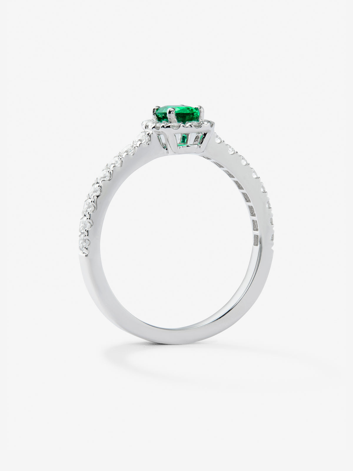 Anillo de oro blanco de 18K con esmeralda verde en talla oval de 0,45 cts y  diamantes en talla brillante con un total de 0,33 cts