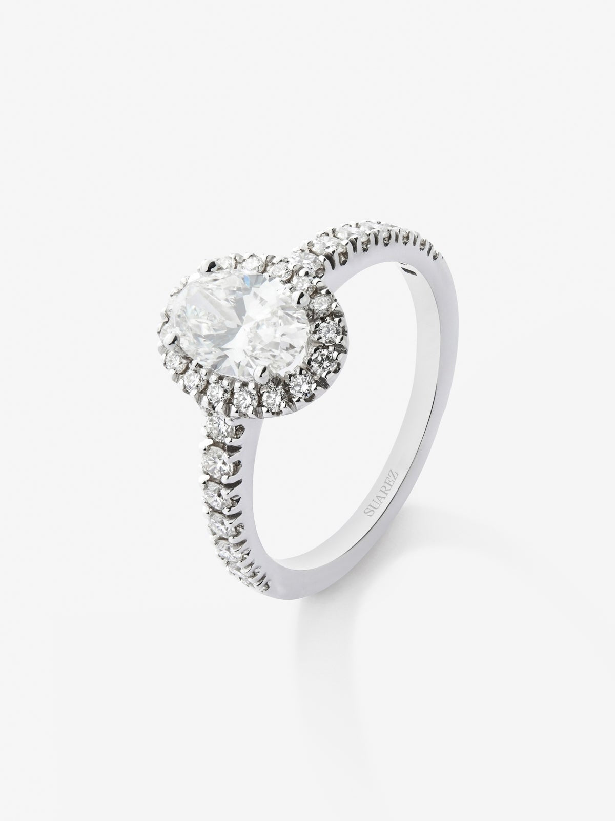 Anillo de oro blanco de 18K con diamante en talla oval de 1,03 cts y diamantes en talla brillante de 0,43 cts