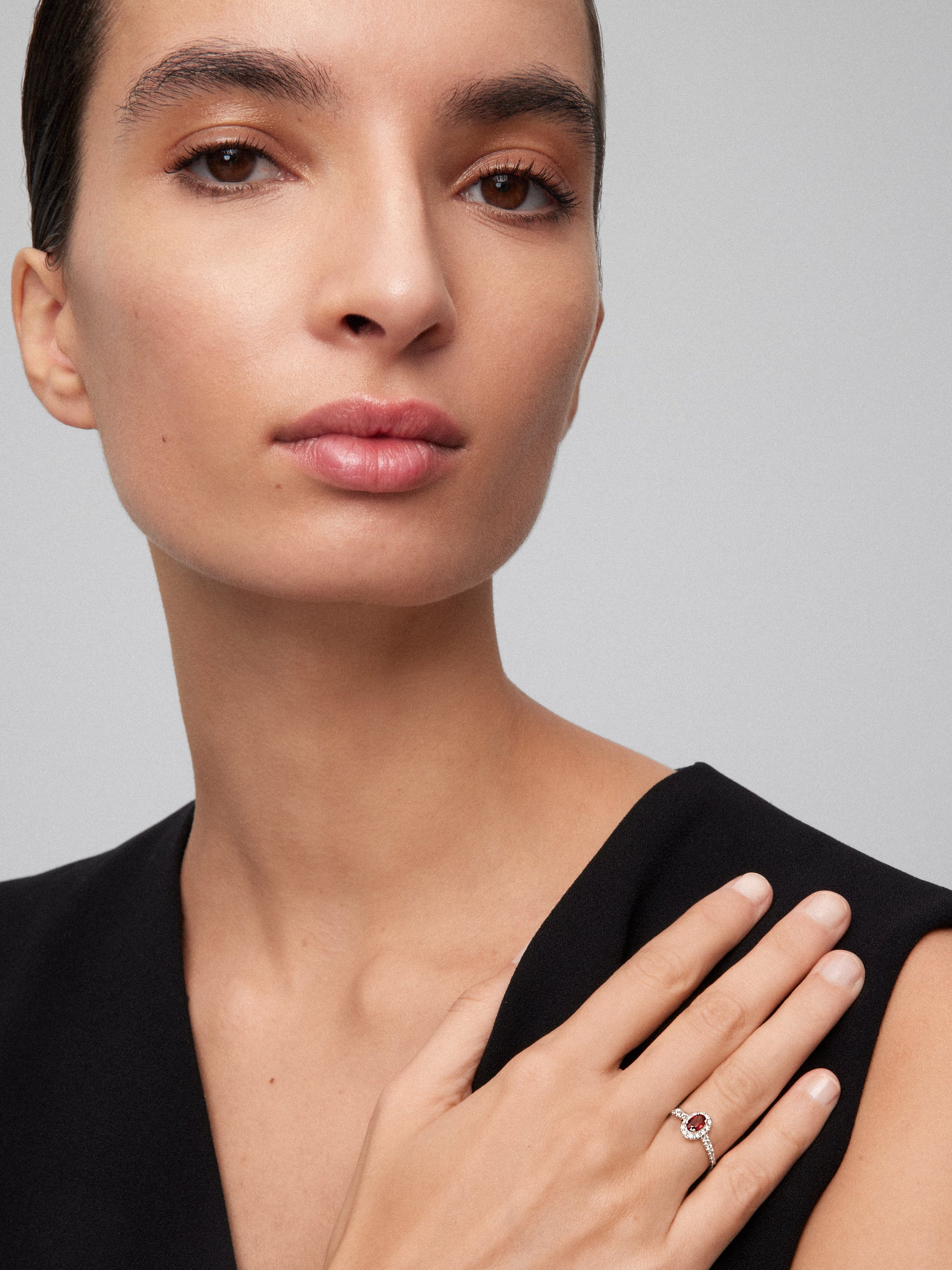 Anillo de oro blanco de 18K con rubí 0,52cts y  diamantes en talla brillante con un total de 0,37 cts