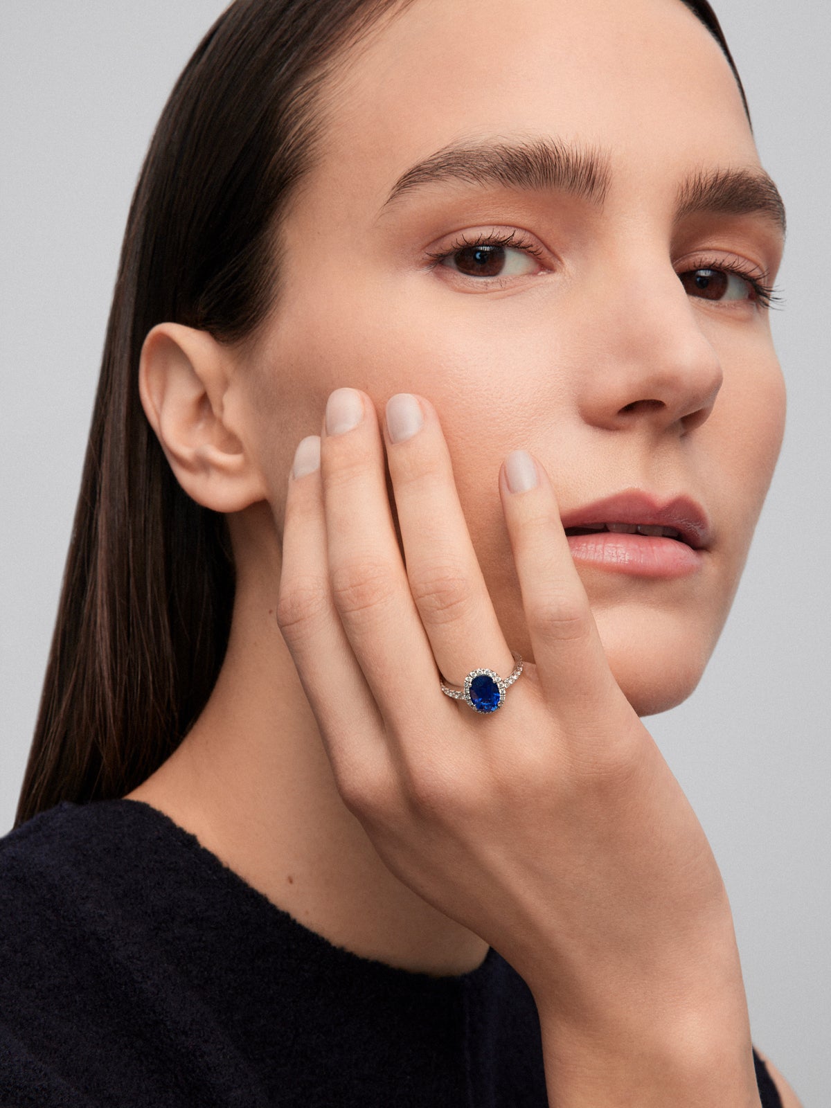 Anillo de oro blanco 18K con zafiro