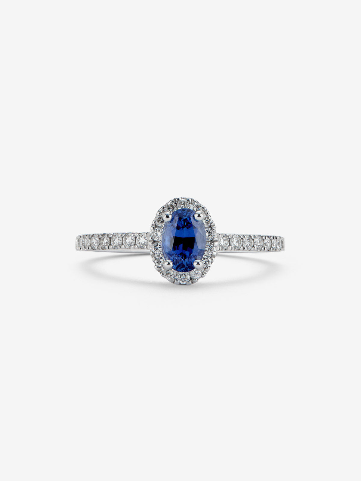 Anillo de oro blanco de 18K con zafiro azul en talla oval de 0,91 cts y orla de diamantes en talla brillante con un total de 0,37 cts