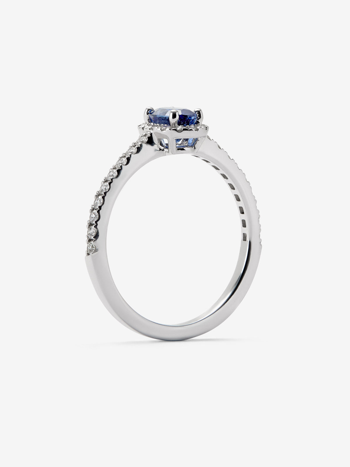 Anillo de oro blanco de 18K con zafiro azul en talla oval de 0,91 cts y orla de diamantes en talla brillante con un total de 0,37 cts