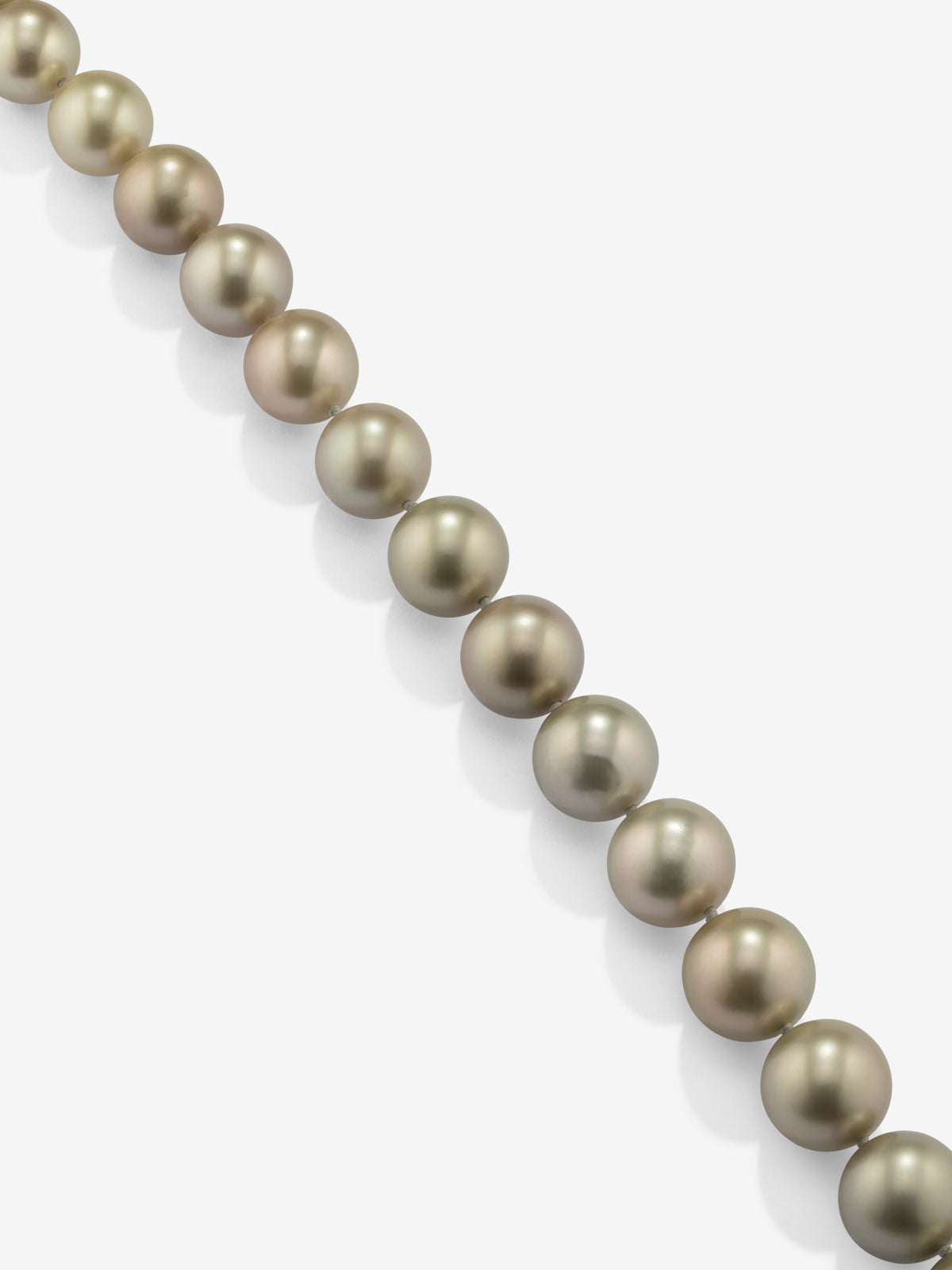 Collar de perlas tahitianas esféricas con cierre de oro blanco de 18K
