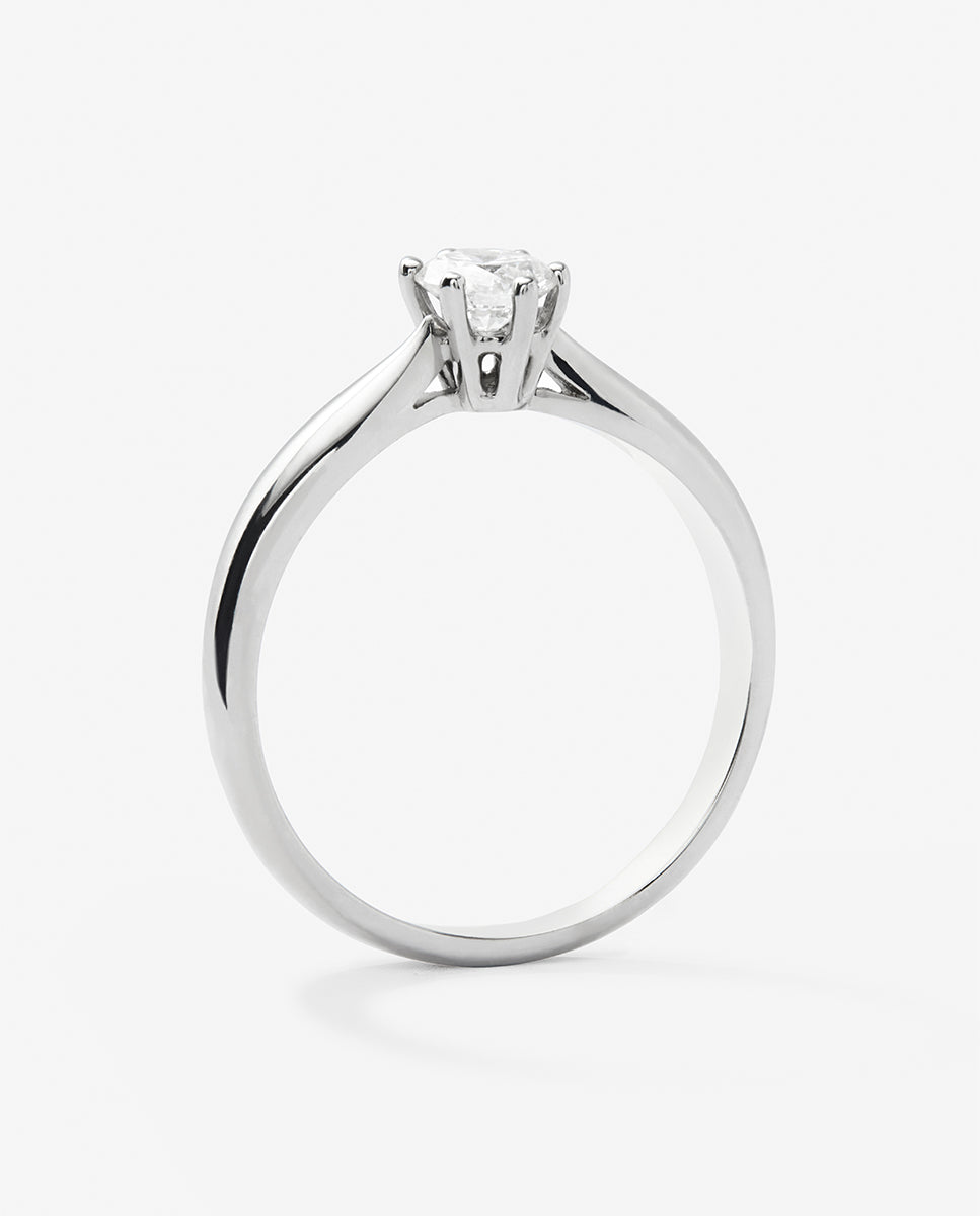 Anillo solitario 3006 de oro blanco de 18K con diamante en talla brillante de 0,42 cts