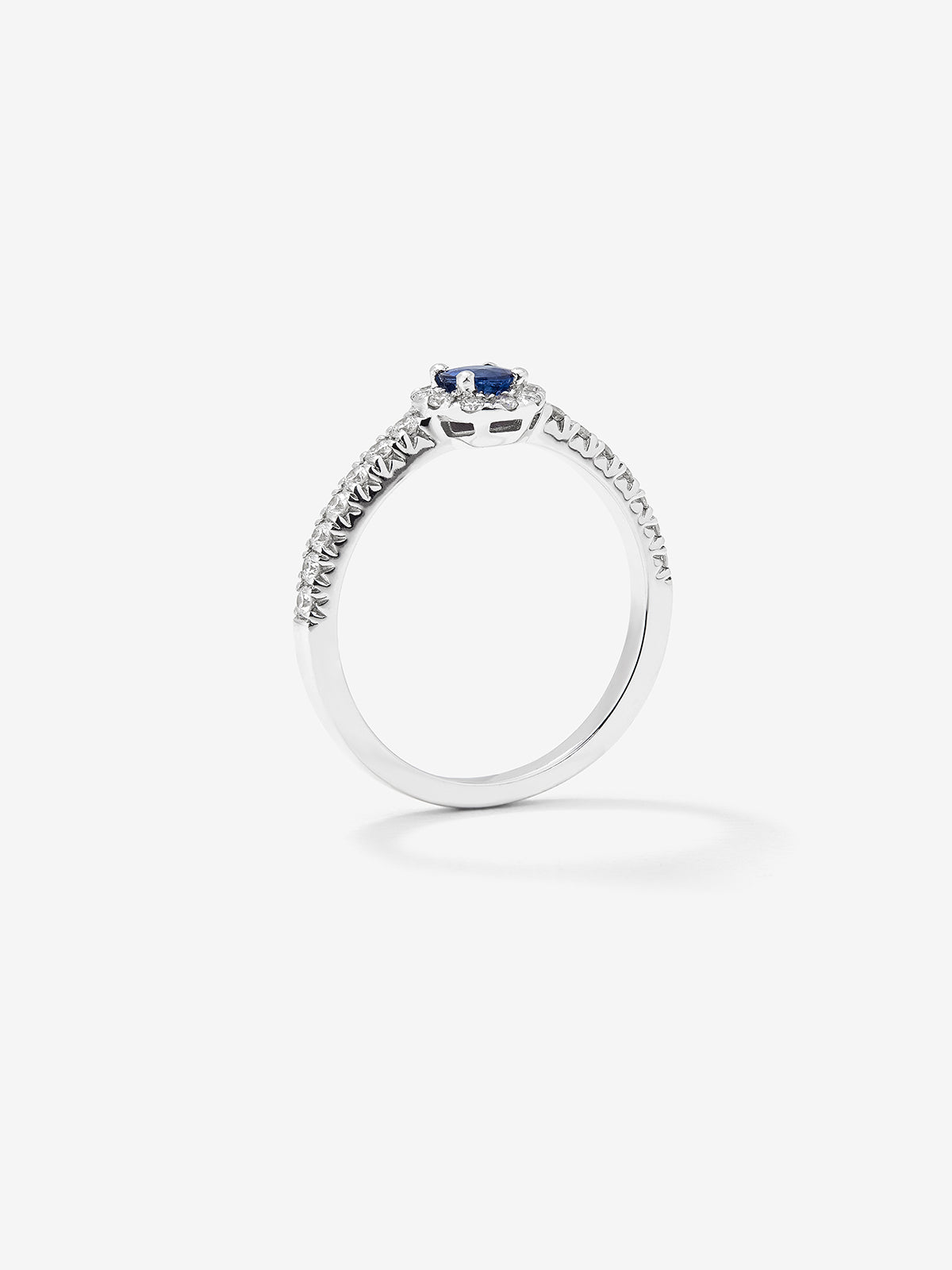 Anillo de oro blanco de 18K con zafiro azul en talla brillante de 0,41 cts y 24 diamantes en talla brillante con un total de 0,34 cts