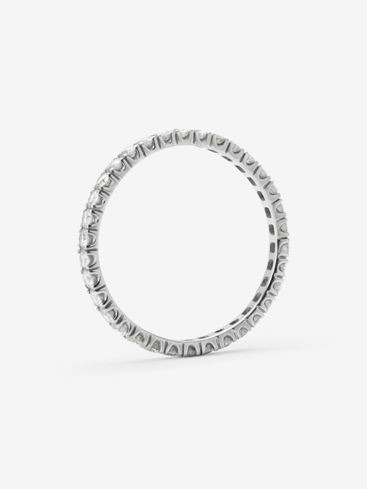 Entire 18K white gold ring with 28 brilliant-cut diamonds with a total of 0.8 cts