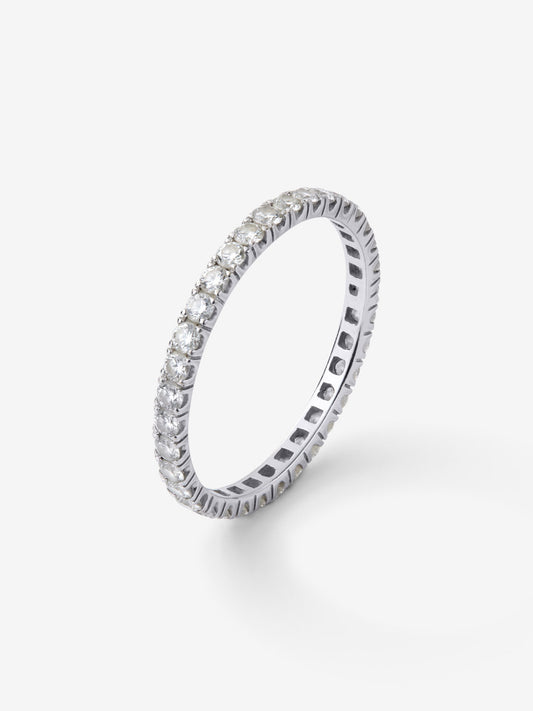 Alianza entera de oro blanco de 18K con 28 diamantes en talla brillante con un total de 0,8 cts