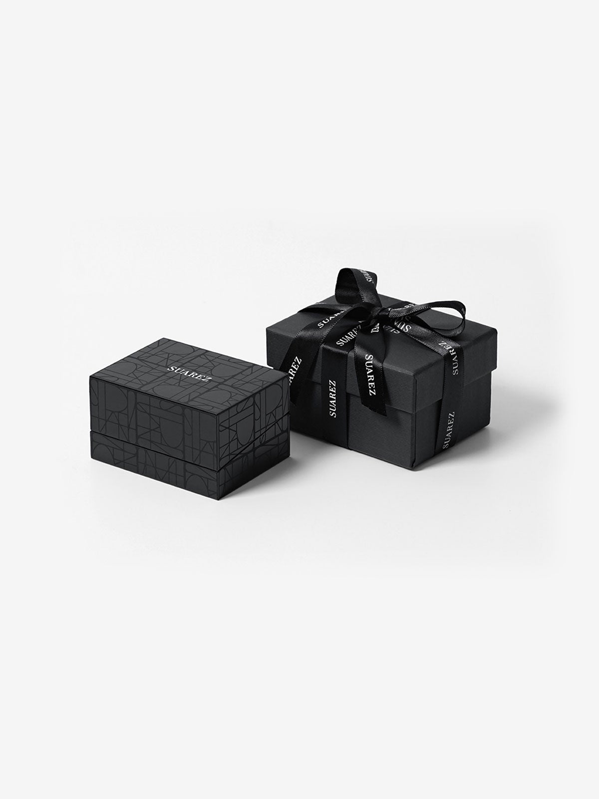 Colgante de oro amarillo de 18K con letra M en pavé de diamantes en talla brillante de 0,14 cts