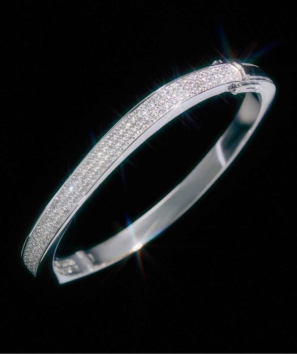 Pulsera rígida de oro blanco de 18K con pavé de diamantes en talla brillante | Suarez