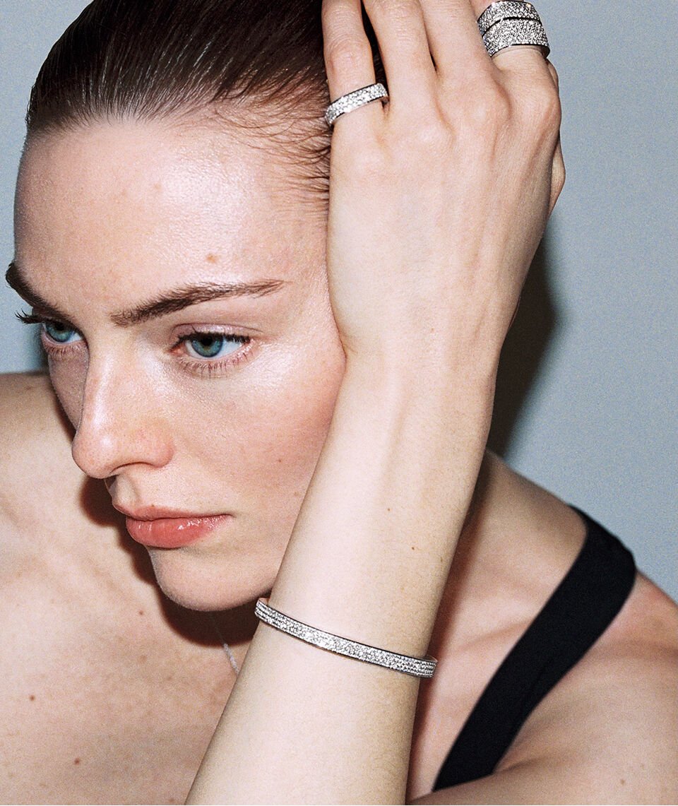 Anillo de oro blanco de 18K con pavé de diamantes en talla brillante | Suarez