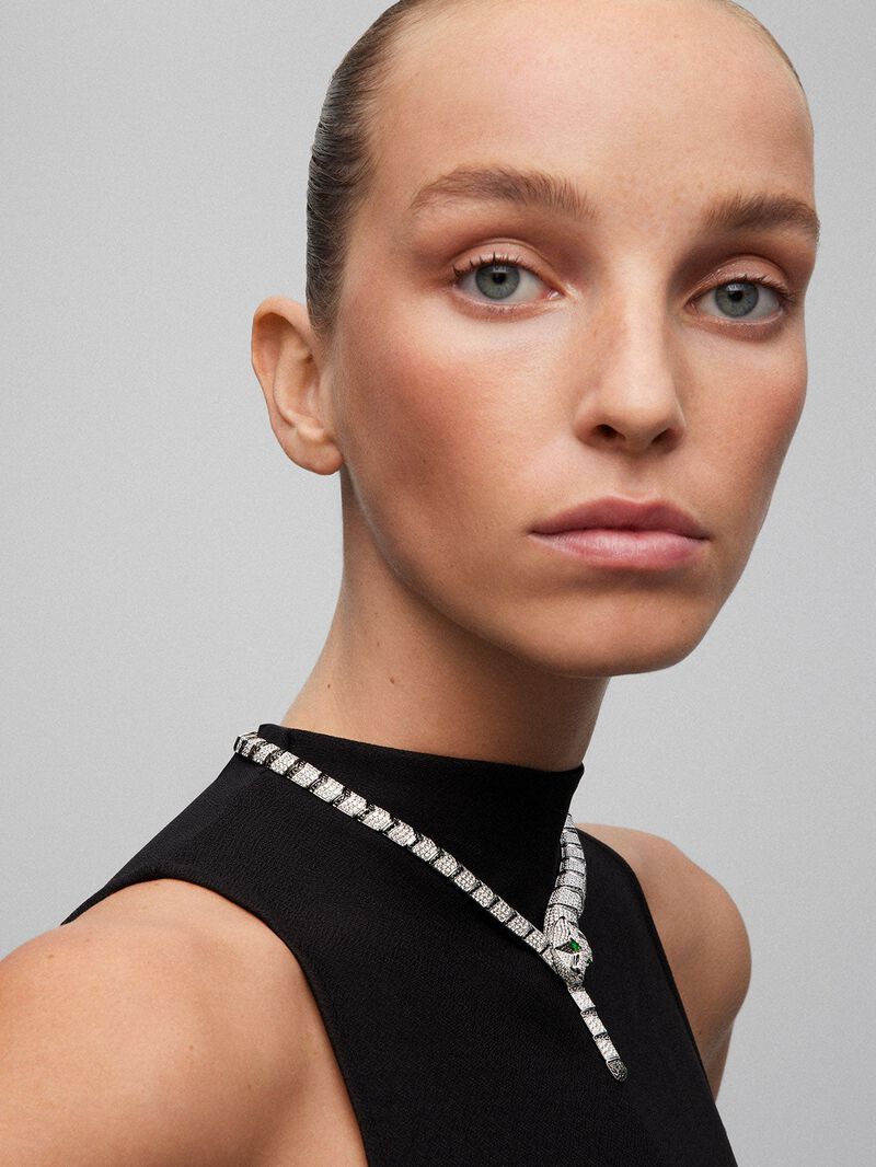 Rigid 18K white gold necklace with 1325 brilliant-cut white diamonds with a total of 19.09 cts, 453 brilliant-cut black diamonds with a total of 3.61 cts, and 2 trapezoid-cut emeralds with a total of 0. 13 cts in the shape of a tiger image number 7
