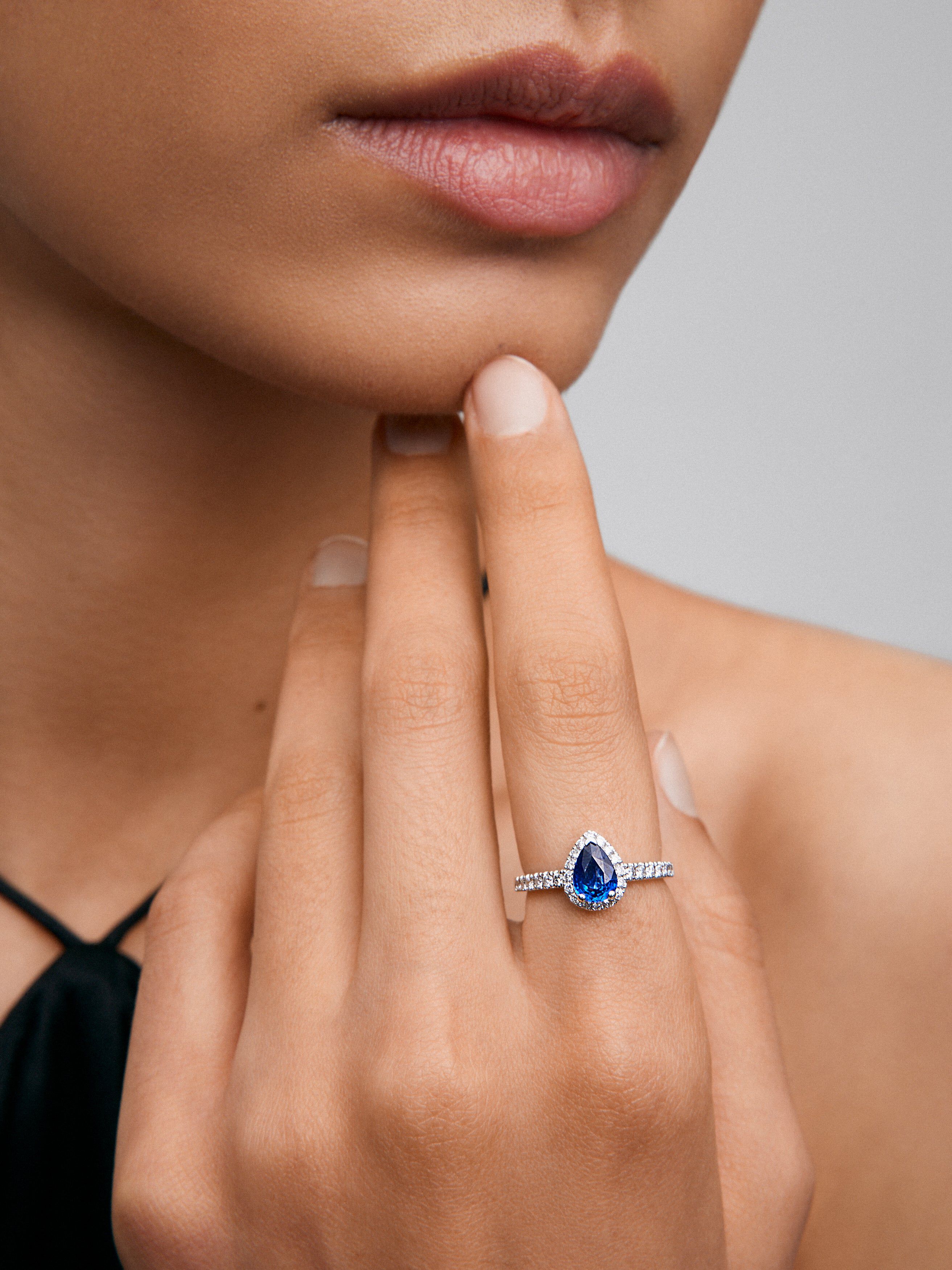 Anillo de oro blanco de 18K con zafiro azul en talla pera de 4 17 cts y 34 diamantes en talla brillante con un total de 0 63 cts Suarez