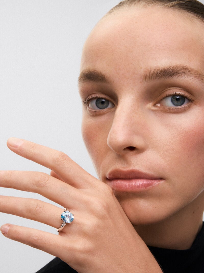 925 silver triple ring with oval-cut sky blue topaz of 3.78 cts and 2 brilliant-cut diamonds with a total of 0.11 cts image number 4