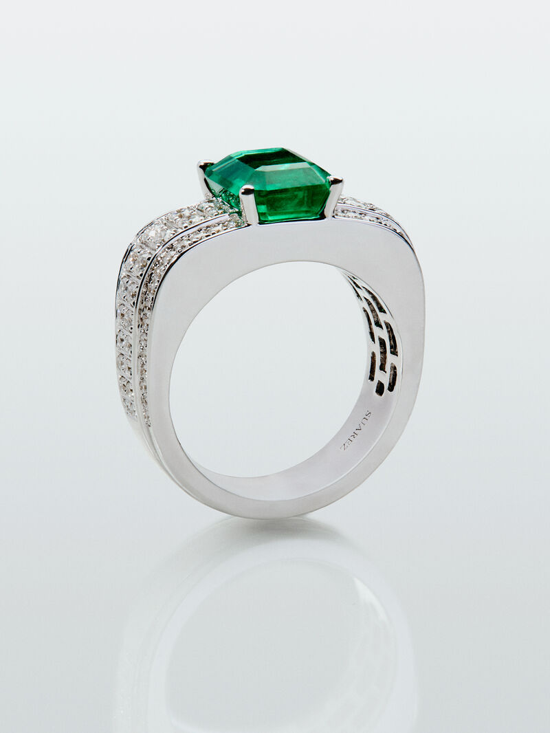 18K white gold ring with octagonal cut emerald of 2.73 cts and 124 brilliant cut diamonds with a total of 0.861 cts image number 2