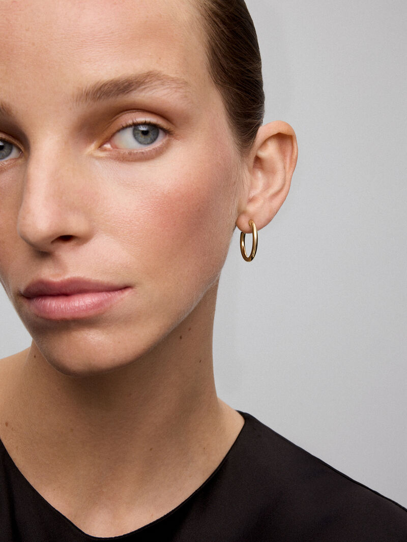 Medium Smooth Hoop Earrings in 18K Yellow Gold image number 1