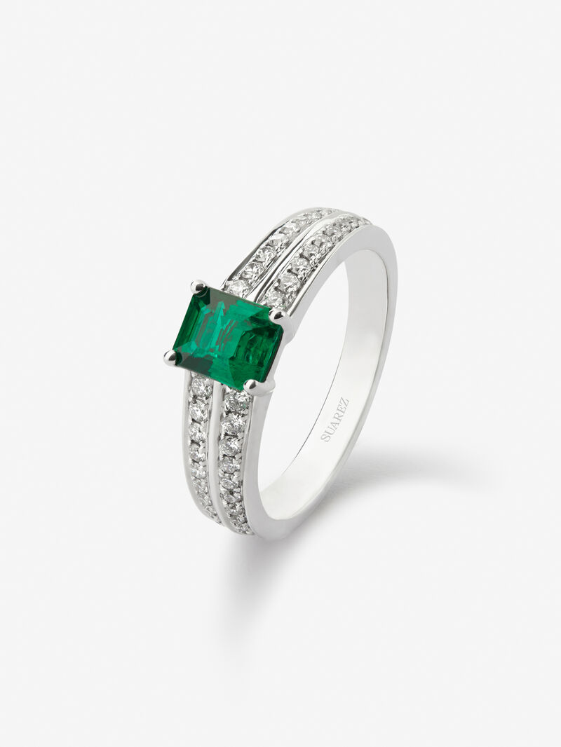 Anillo de oro blanco de 18K con esmeralda en talla octogonal de 0,446 cts y 52 diamantes en talla brillante con un total de 0,19 cts image number 0