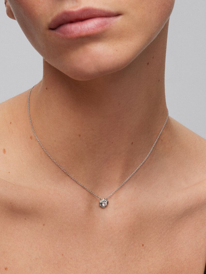 18K white gold pendant with central brilliant-cut diamond of 0.2 cts and border of 2 baguette-cut diamonds with a total of 0.05 cts and 10 brilliant-cut diamonds with a total of 0.035 cts image number 3