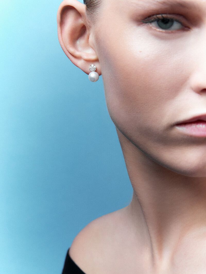 18K white gold pending with 8.5 mm pearl and diamond image number 1