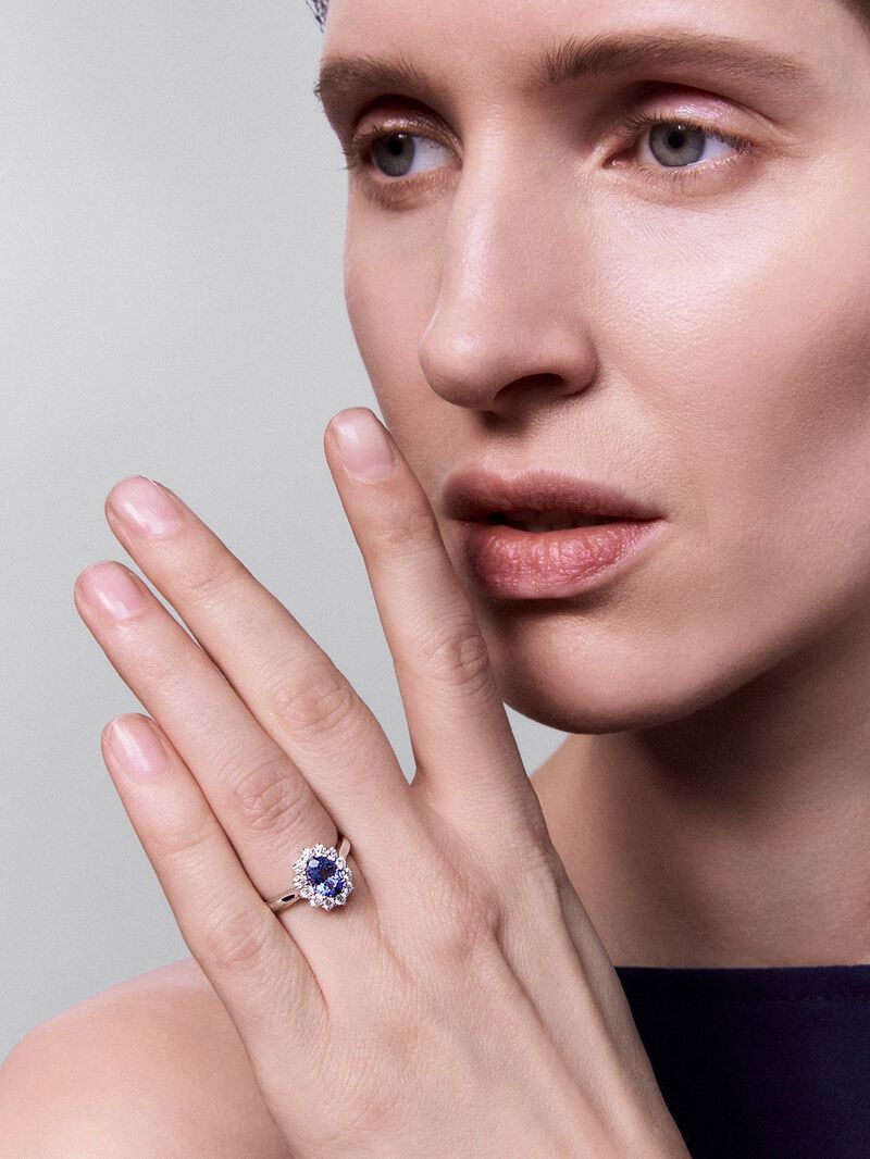 Anillo de oro blanco con tanzanita en talla oval de 1,24 cts y 12 diamantes en talla brillante con un total de 0,45 image number 3