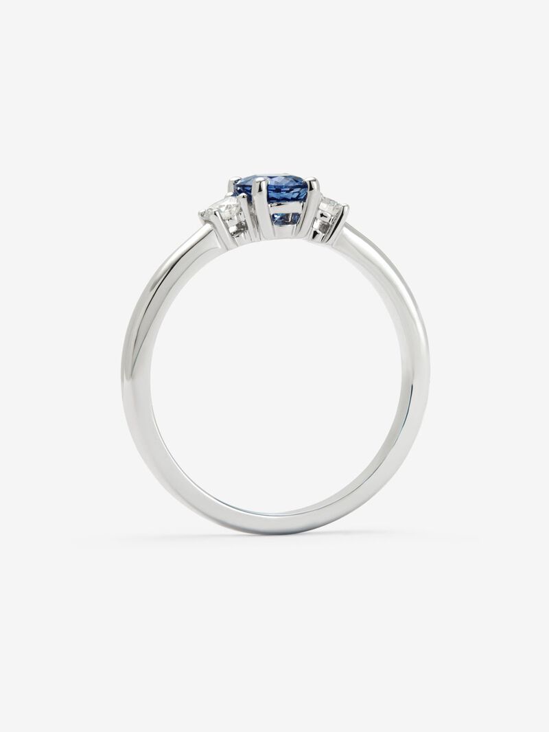 18K white gold triple ring with oval-cut blue sapphire of 0.69 cts and 2 brilliant-cut diamonds with a total of 0.16 cts image number 2