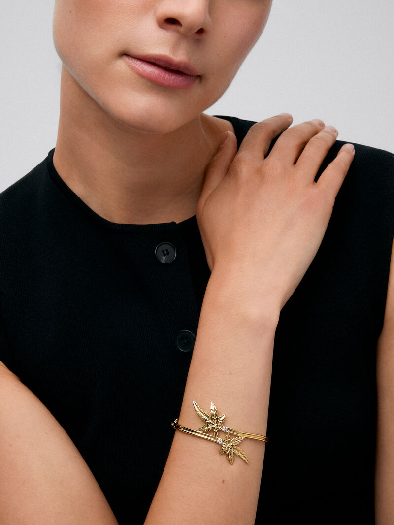 18K Yellow Gold Bracelet with 2 Brilliant-Cut Diamonds Totaling 0.20 cts and Maple Leaf Shape image number 1