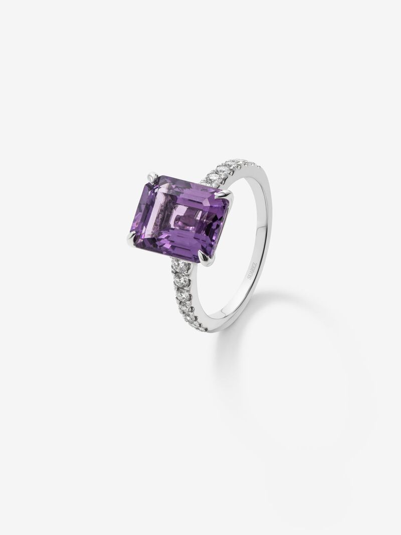 18K white gold ring with emerald-cut purple amethyst of 4.25 cts and 14 brilliant-cut diamonds with a total of 0.32 cts image number 0