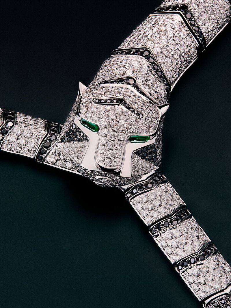 Rigid 18K white gold necklace with 1325 brilliant-cut white diamonds with a total of 19.09 cts, 453 brilliant-cut black diamonds with a total of 3.61 cts, and 2 trapezoid-cut emeralds with a total of 0. 13 cts in the shape of a tiger image number 4
