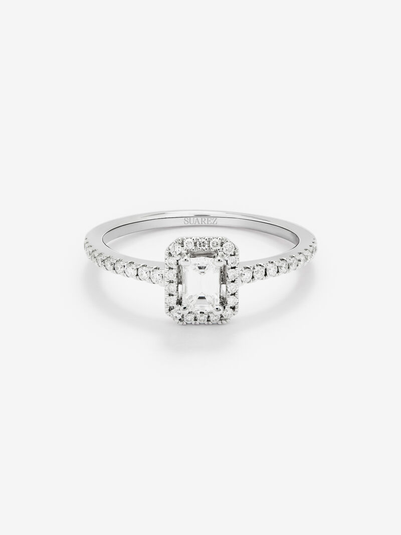 Anillo de oro blanco de 18K con diamantes en talla esmeralda de 0,3 cts y 38 en talla brillante con un total de 0,22 image number 1