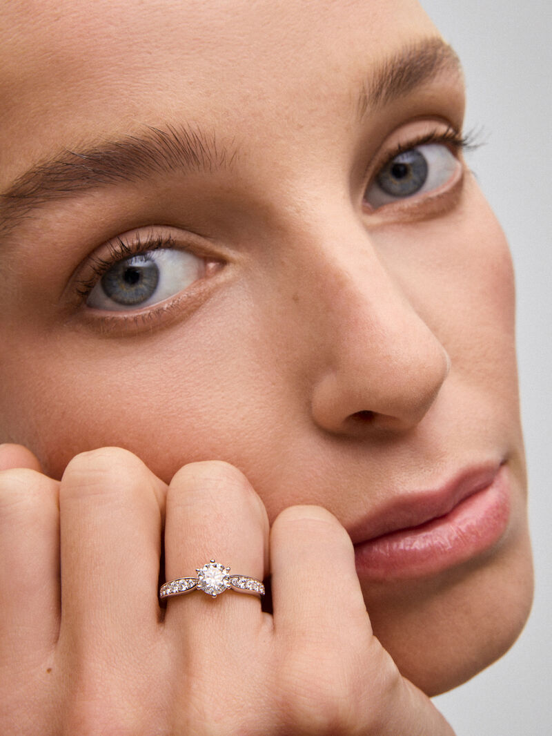 Solitaire ring in 18K white gold with a 1-carat brilliant-cut central diamond and additional diamonds totaling 0.38 cts image number 3