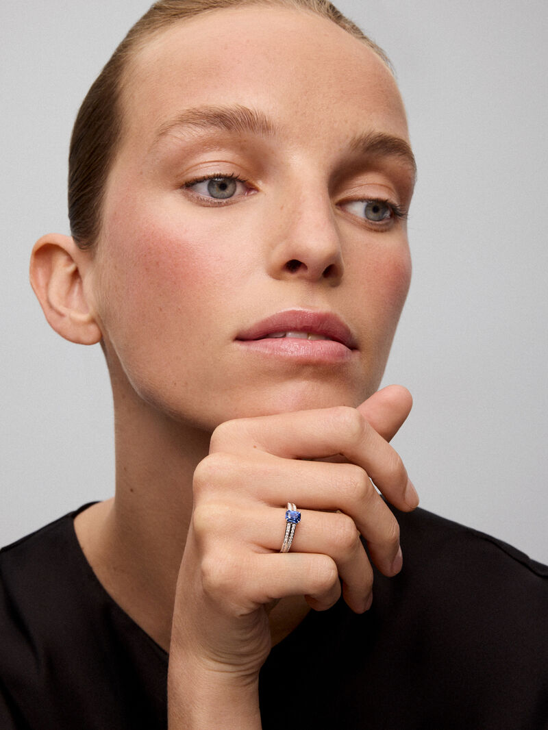 18K white gold ring with vivid blue sapphire in octagonal cut of 1.09 cts and 52 brilliant-cut diamonds with a total of 0.18 cts image number 1